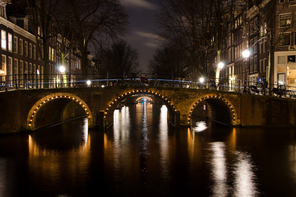framedposter-print-at-night-in-amsterdam