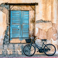 aluminium-print-old-window-and-bicycle