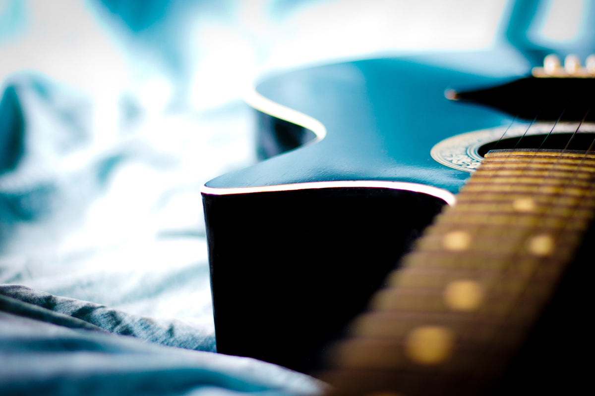 modern-3-piece-acrylic-print-close-up-guitar