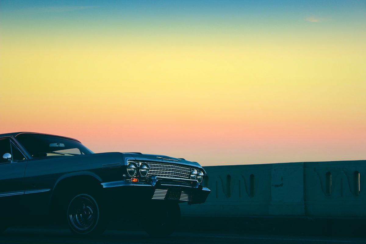 aluminium-print-vintage-car-in-the-evening-light