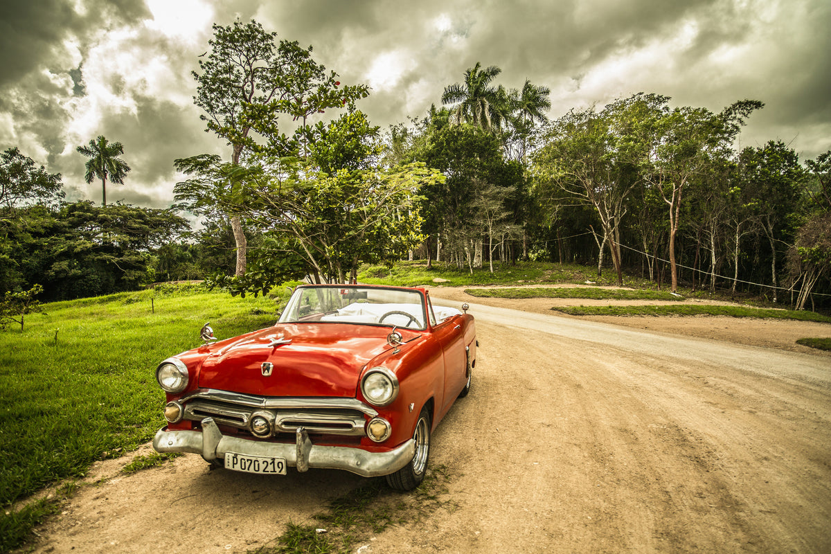 aluminium-print-a-vintage-car-in-cuba
